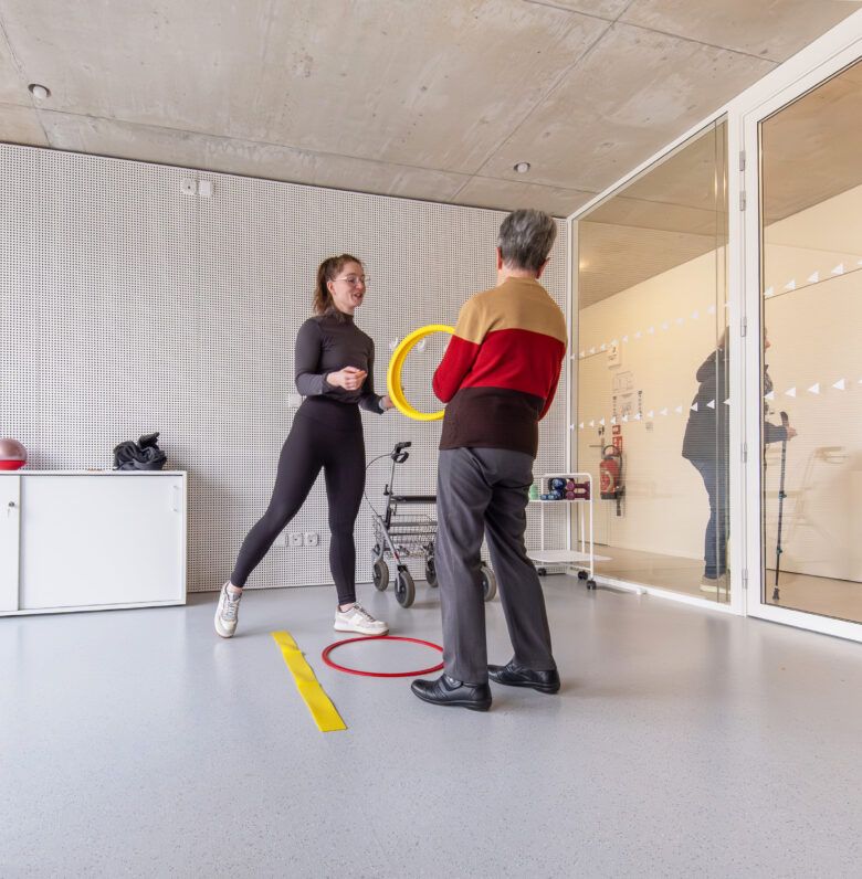 Activité physique cerceau jaune